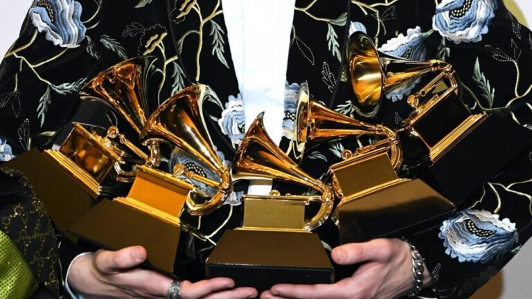 Posponen los Premios Grammy 2022 debido a preocupaciones por la nueva ola de COVID-19