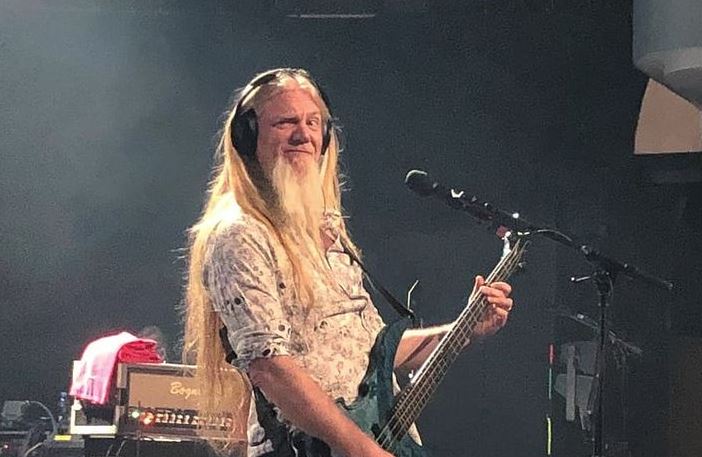 Bajista de Nightwish le dijo adiós al grupo y cuestionó a la industria por repartir 