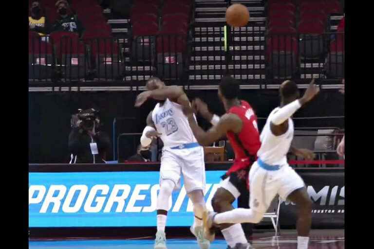 Esta jugada de LeBron a lo NFL es lo más espectacular que verás de la última fecha de la NBA