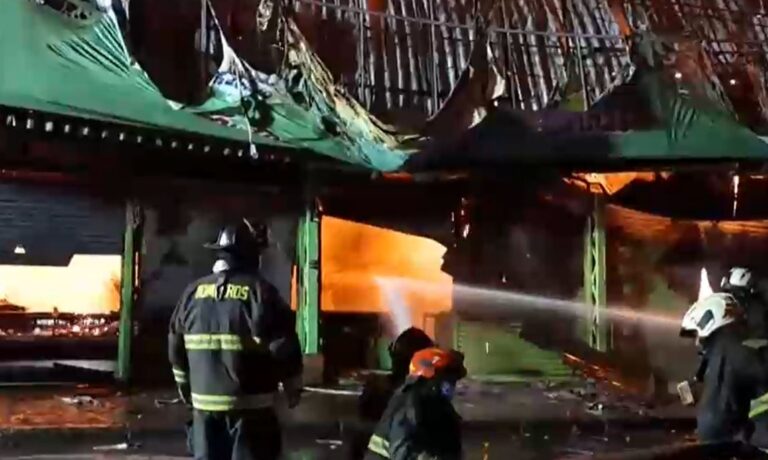 Incendio en Lo Valledor dejó bomberos lesionados, pero ya fue controlado