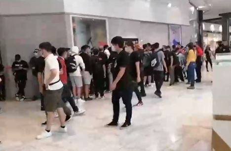 Seremi ordenó prohibición de funcionamiento de dos tiendas tras aglomeraciones en mall