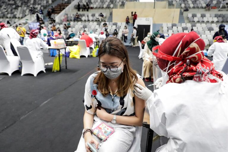 Vacunas de COVID-19 administradas en el mundo superan ya a los contagios