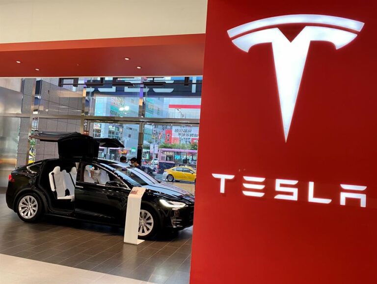 Tesla invirtió US$ 1.500 millones en bitcoins