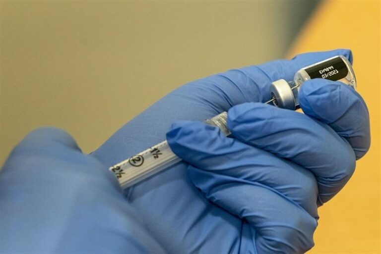 Gobierno de Biden dice que inmigrantes indocumentados también deben ser vacunados contra el coronavirus