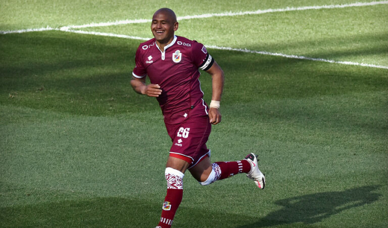 La Serena confirmó la renovación de Chupete Suazo por una temporada más