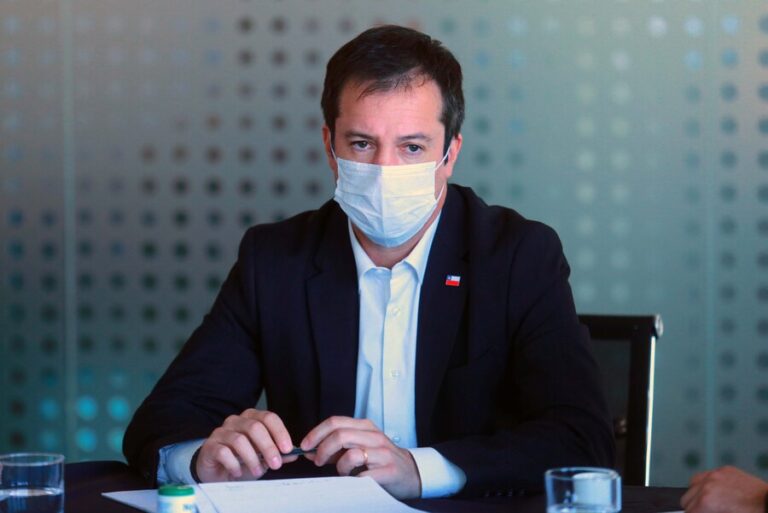 Palacios trabaja en propuesta al Minsal con los trabajadores que puedan 