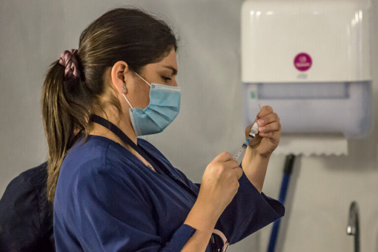 Si ya tuve COVID-19, ¿me puedo vacunar? Las preguntas frecuentes por el plan de inoculación