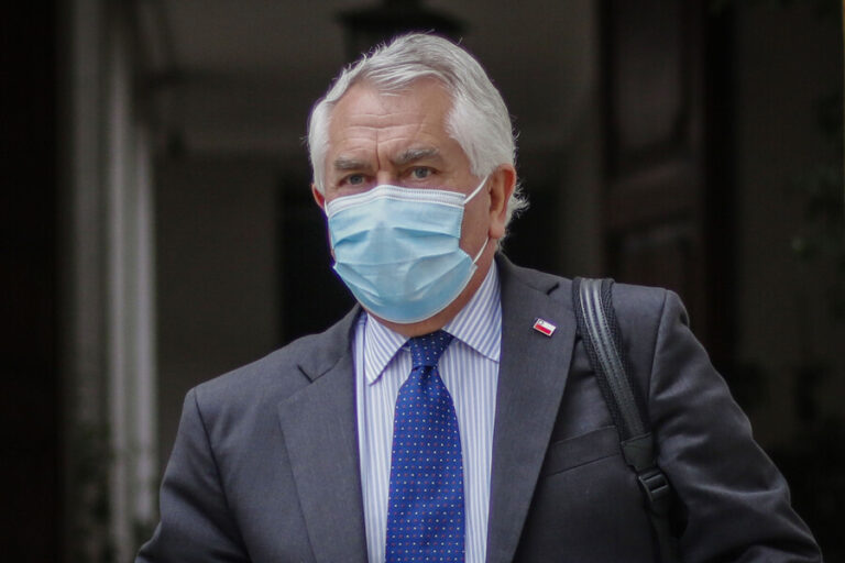 Ministro Paris y críticas a vacuna: 