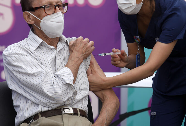 Vacunación masiva en Chile: Expertos indican que el riesgo de alergia es mínimo y tratable