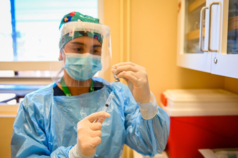 Este martes es el turno de los adultos entre 78 y 80 años para vacunarse