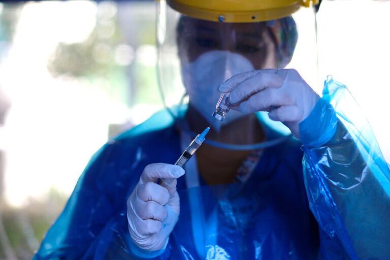 Cuarta jornada nacional de vacunación: Este lunes es el turno de las personas entre 81 y 84 años