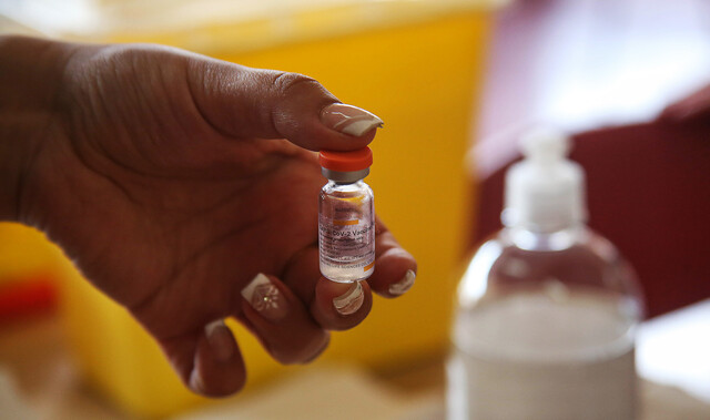 Minsal publica requisitos oficiales para que extranjeros accedan a vacunación en Chile