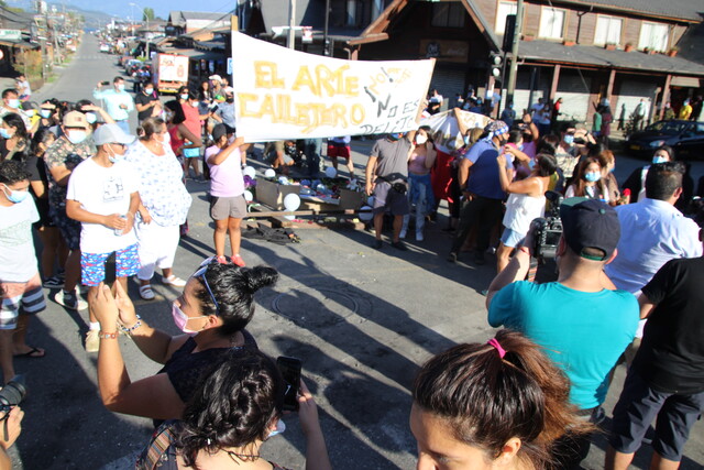 Quema de bus, protestas en Plaza Ñuñoa y Los Ríos marcan el día tras la muerte de malabarista