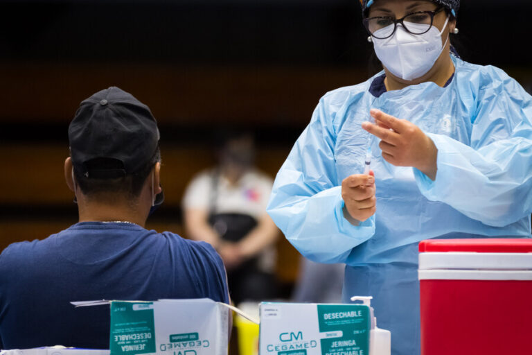 Nueva semana de vacunación: Este lunes es el turno de las personas de 69 y 70 años