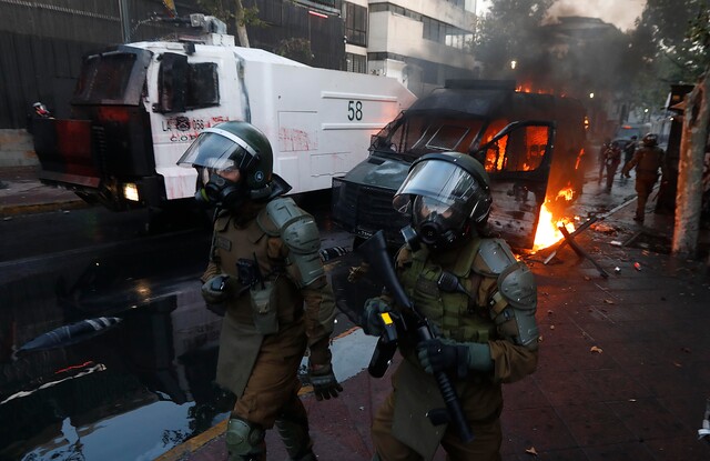 Tres detenidos por lanzar bombas molotov en manifestaciones: Uno de ellos es asociado a quema de furgón policial