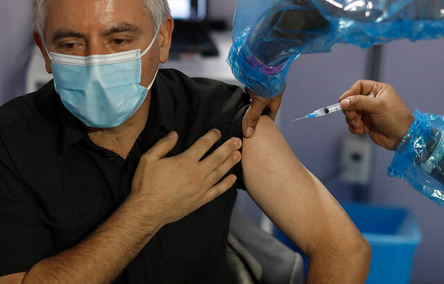 Carlos Díaz (55) explica por qué se vacunó: 