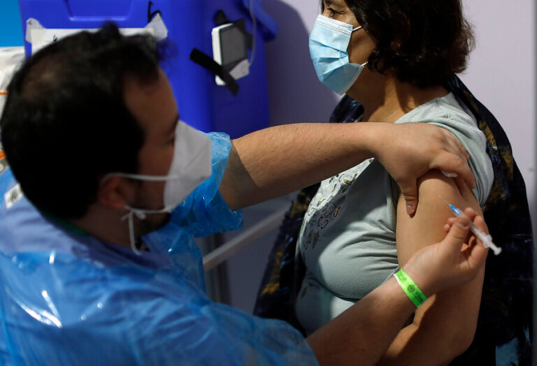 Más de dos millones de personas han sido vacunadas contra el COVID-19 en Chile