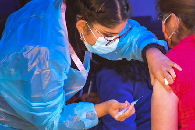 Vacunación continúa con rezagados y trabajadores de educación entre 50 y 54 años este martes