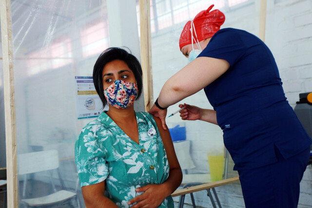 Se reanuda vacunación: Hoy es el turno de rezagados sobre 65 años y trabajadores de educación de 55 a 59 años