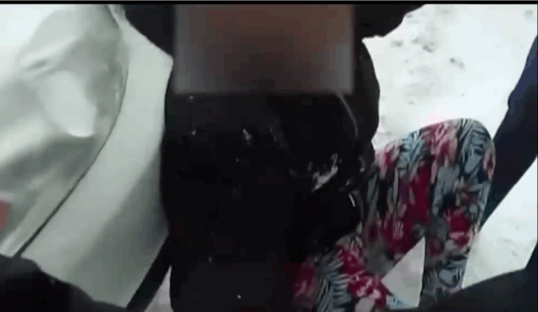 EE.UU: Policías esposan y rocían gas pimienta a una niña de 9 años por 