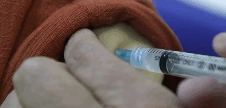 “Todos dimos un respiro”: La emoción de los trabajadores de la salud tras recibir la segunda dosis