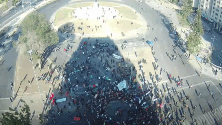 Nuevas manifestaciones en Plaza Baquedano: Reportan desvíos de tránsito y cierre de accesos a Metro