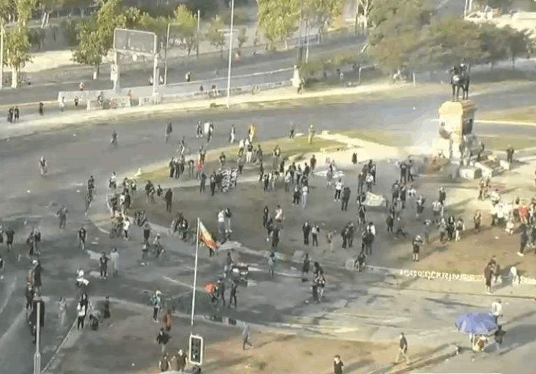 Cierran estaciones de Metro tras manifestaciones en Plaza Italia