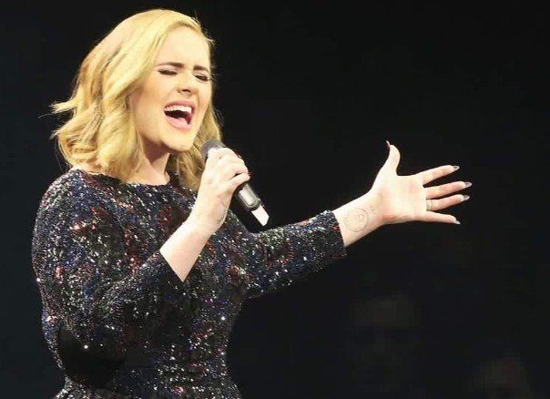 Adele llega a un acuerdo con su ex y no podrá componer ni cantar canciones sobre su relación