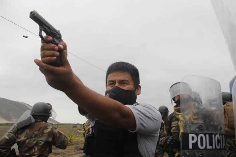Perú: Fotógrafo que reveló que policía disparaba con armas de fuego en manifestación recibió amenazas