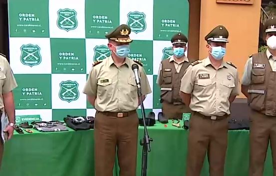 Carabineros denuncia la sustracción de una pistola del furgón policial incendiado