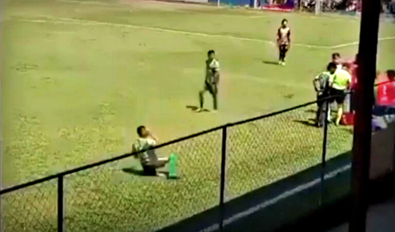 Tomó una piedra y se golpeó: La insólita simulación en el fútbol que da la vuelta al mundo
