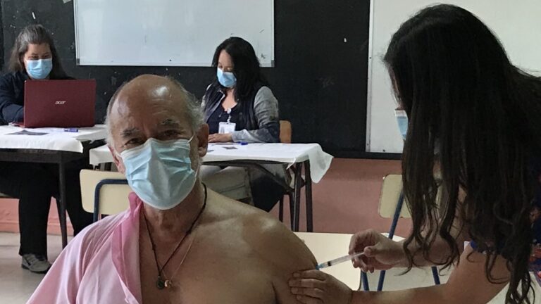 Diputado Flores fue vacunado, pero esperó su turno por edad: 