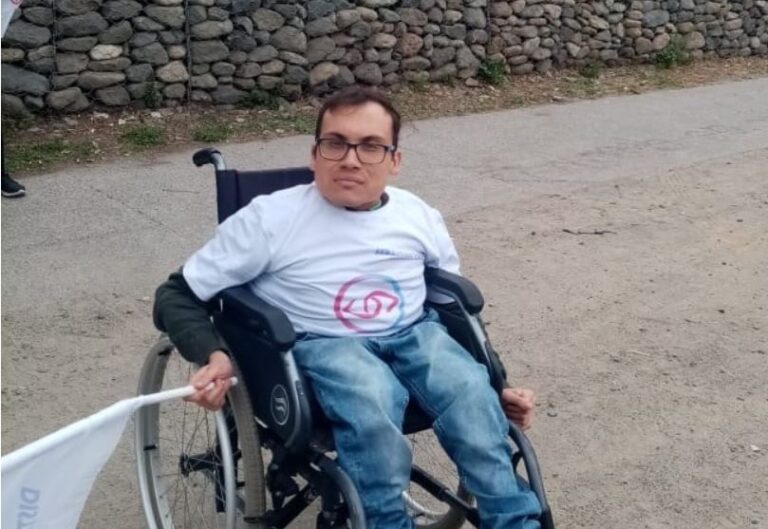 El camino cuesta arriba de Sebastián Tobar, el independiente que quiere representar al D15