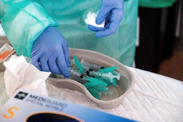 OMS: Expertos alertan que situación en Chile demuestra que la vacunación no sustituye la prevención