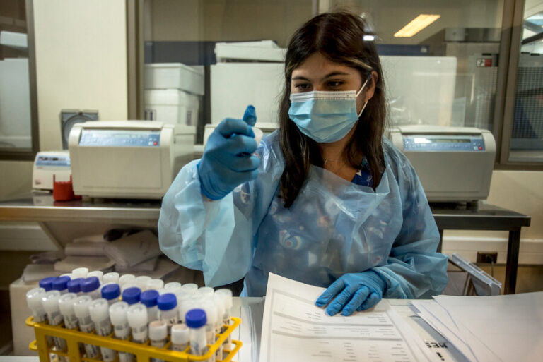 Detectan a una persona con la variante de Nueva York del COVID-19 en Chile