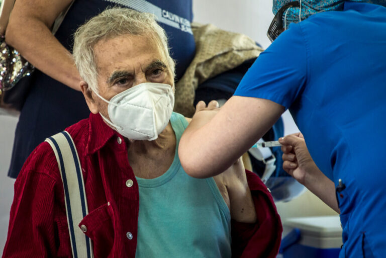 Personas de 61 años, con y sin comorbilidades, pueden asistir este jueves a vacunarse