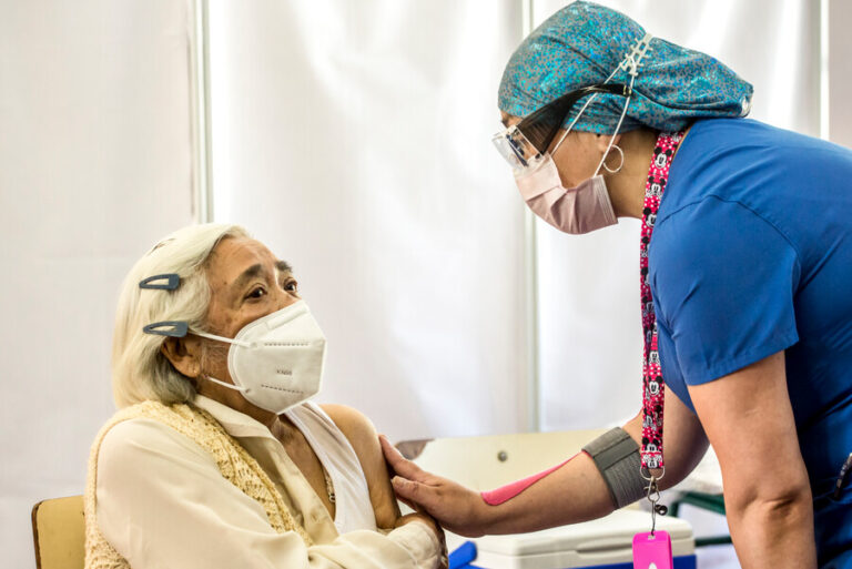 Más de 4 millones de personas han sido vacunadas en Chile: 772.389 han recibido las dos dosis