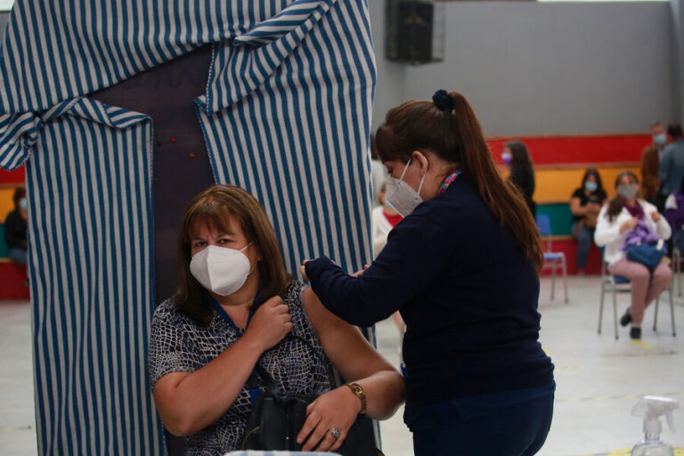 Estos grupos pueden vacunarse este martes: Revisa el calendario acá