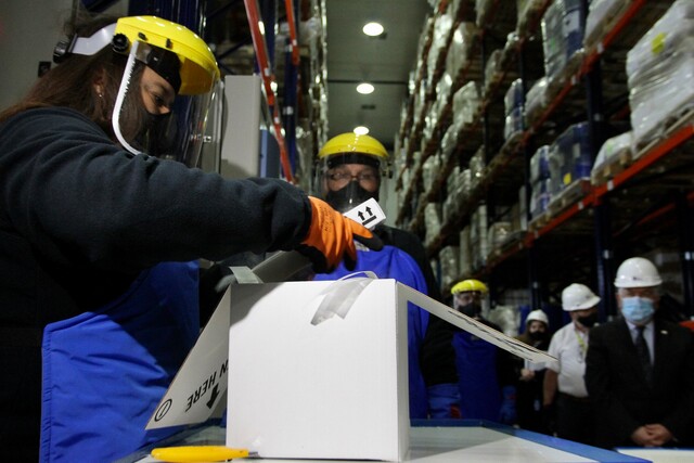Llegan a Chile más de 153 mil dosis de la vacuna de Pfizer contra el COVID-19