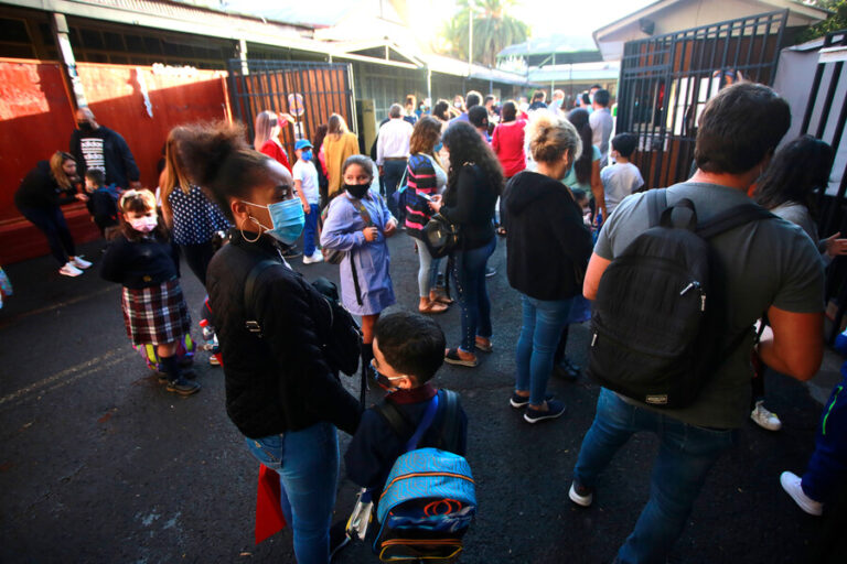 Inicio del año escolar: Colegios recibieron a sus primeros alumnos en el 
