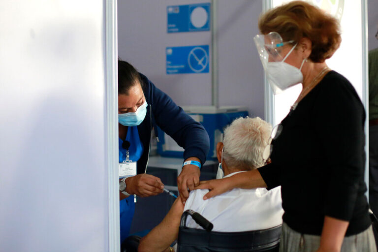 Van casi 4 millones de inoculados contra el COVID-19: Así continuará el calendario de vacunación en Chile