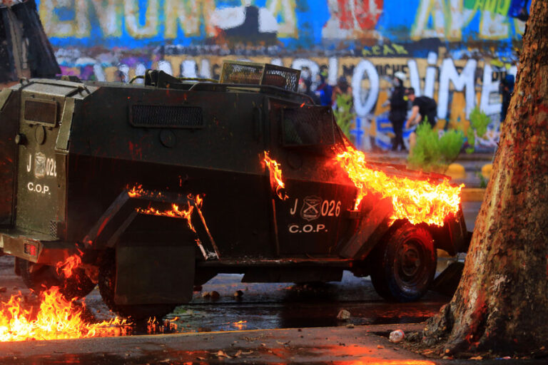 Columna de Javier Macaya: Constitución y violencia, el momento histórico de Chile