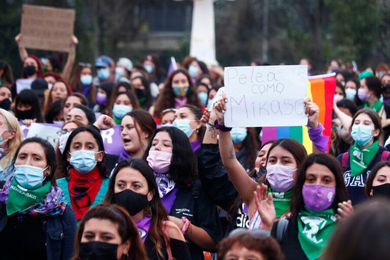 Estudio del Ministerio de la Mujer identificó que el 52% de las mujeres en Chile son feministas