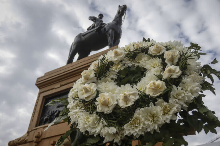 Militares en retiro llevan flores al monumento del general Baquedano para realizar homenaje