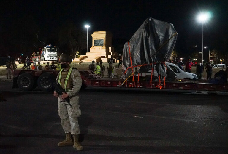 Estatua de general Baquedano ya fue retirada temporalmente del sector de Plaza Italia