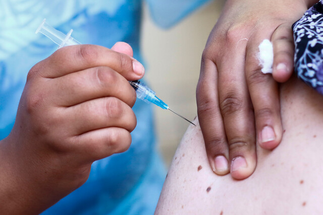 Municipalidad de Osorno canceló vacunación por falta de stock: Ministro Paris lo desmintió