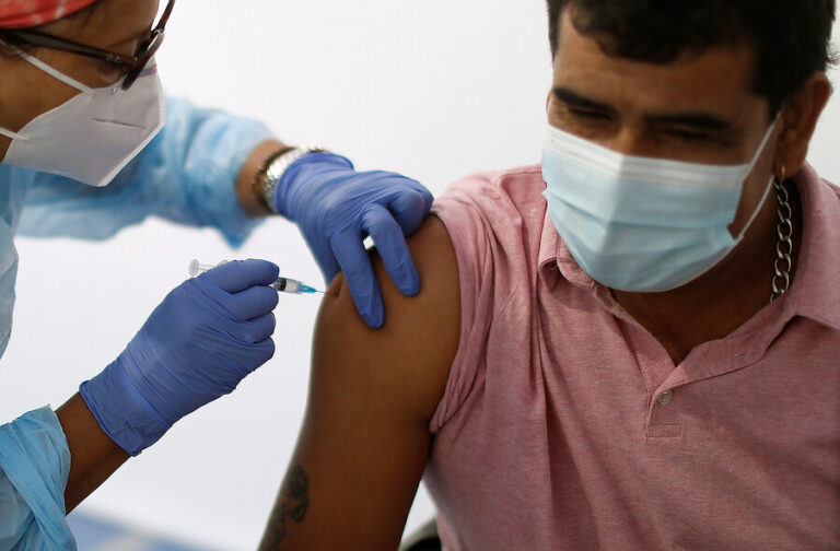 Vocales de mesa y cuidadores de niños con enfermedades: Así continúa el calendario de vacunación en Chile