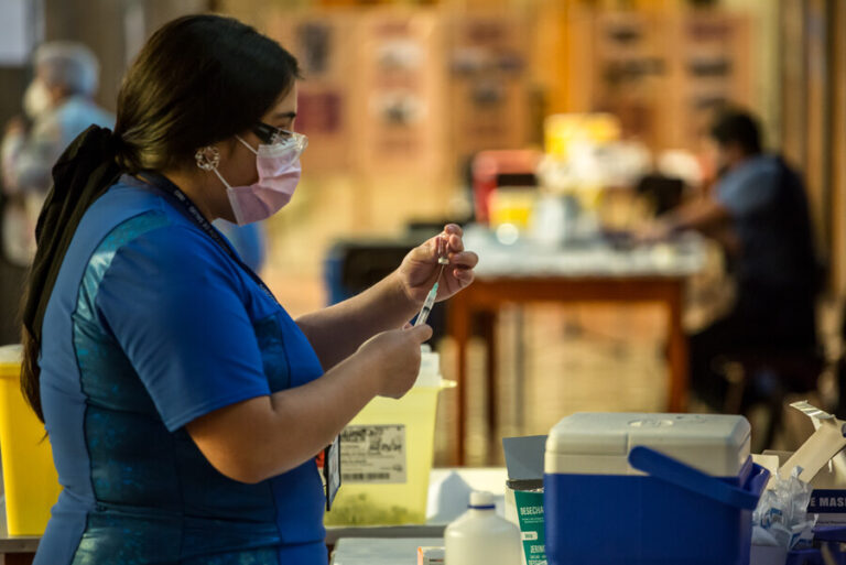 Este lunes comienza la vacunación de vocales de mesa entre 51 y 56 años
