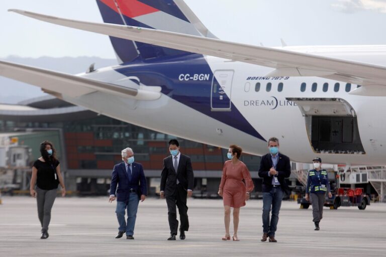 Aterriza el sexto cargamento de vacunas Sinovac a Chile: Sumará 2 millones de dosis al plan de inoculación