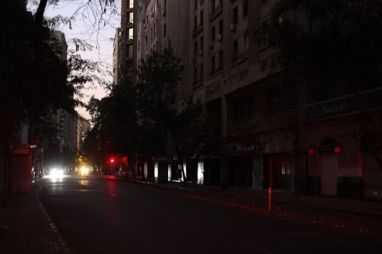 Reportan masivo corte de luz en diferentes puntos de la Región Metropolitana